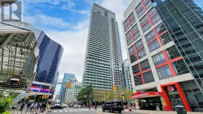 Exceptional Airbnb-friendly investment opportunity in the heart of downtown Toronto! This luxury 1+D...