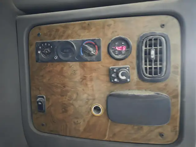 2012 PETERBILT 388 in Heavy Trucks in Saskatoon - Image 30