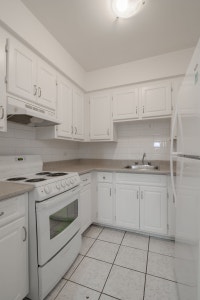 Akelius one bedroom apartment for rent. Located near Av. Wilderton in the Notre-Dame-De-Grace neighb... (image 2)