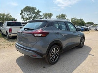 | Blind Spot Warning | Heated Front Seats | Heated Steering Wheel | Rear Parking Sensors | Electroni... (image 4)