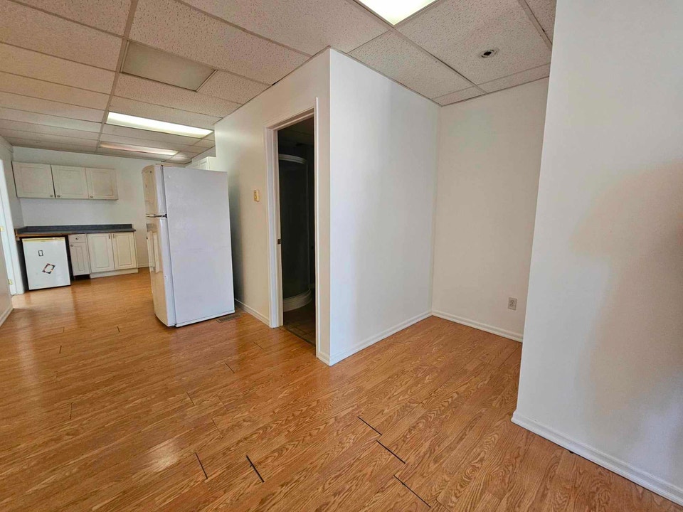 All Inclusive 1-Bed+Den Second Floor Apartment Downtown Pembroke 3
