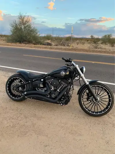 APPLY NOW: https://www.ridecollective.ca/get-pre-approved The 2017 Harley-Davidson Breakout (FXSB) i...