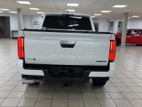 Efficiency and utility come together in this 2025 Toyota Tacoma HYBRID, a pre-owned pickup that brin... (image 4)