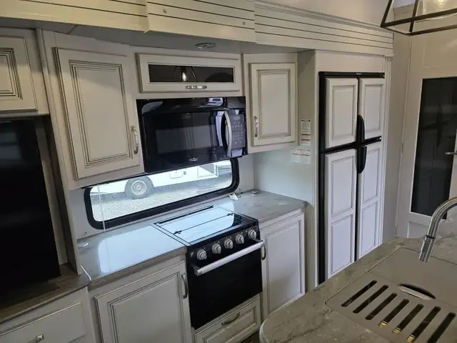 2022 Keystone RV Cougar Premium 355FBS in Travel Trailers & Campers in Penticton - Image 12