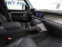 Découvrez votre prochain partenaire d'aventure : le superbe Land Rover Defender Blanc 2023. Plus qu'... (image 7)