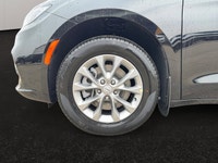 This 2026 CHRYSLER PACIFICA SELECT has the following options Caprice Leatherette Bucket Seats, Remot... (image 8)