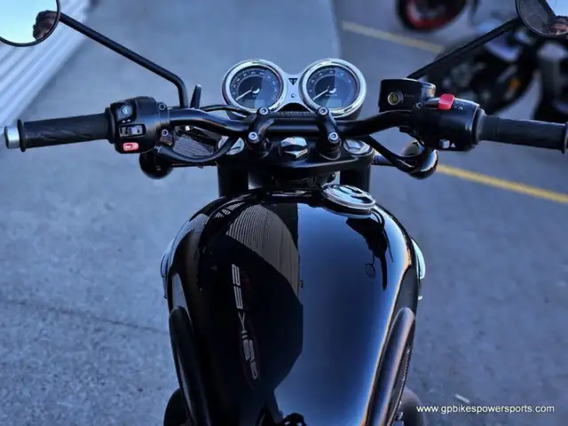 2017 Triumph Bonneville T100 Black Jet Black in Street, Cruisers & Choppers in Oshawa / Durham Region - Image 8