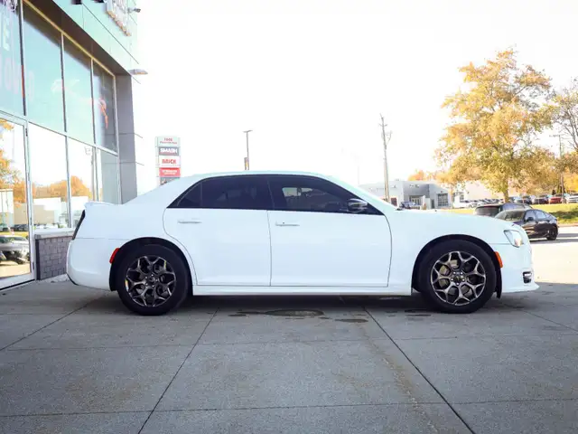 2017 Chrysler 300604579847378063364