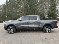 // ACCIDENT FREE!! // This 2022 RAM 1500 Limited Crew Cab 5'7 Box 4x4 is a full-size truck that blen... (image 9)