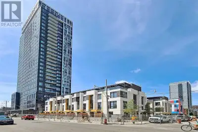 One-Of-A-Kind Eco Urban Lifestyle-Sophisticated Open Concept End Unit Condo Townhouse,Private Roofto...