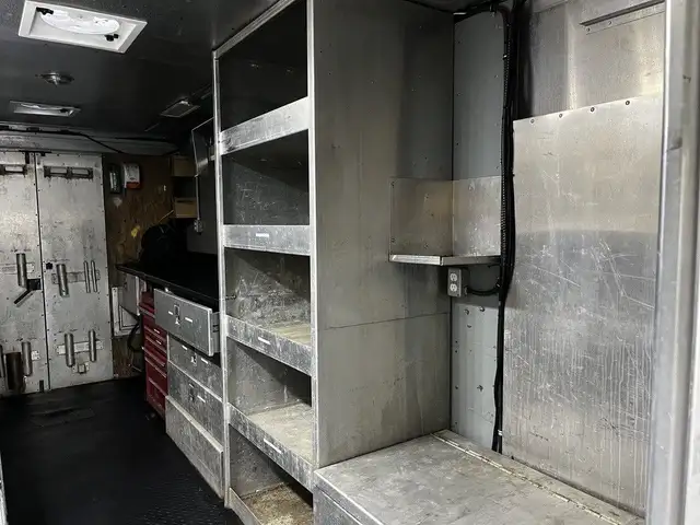 2005 Morgan Olson Workhorse 14 Foot Step Van with Shelving in Heavy Trucks in City of Montréal - Image 28