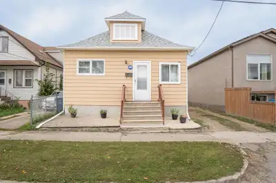 4A//Winnipeg/Turnkey Bungalow in a Prime Family-Friendly Location! This charming 3-bedroom 2 full ba...