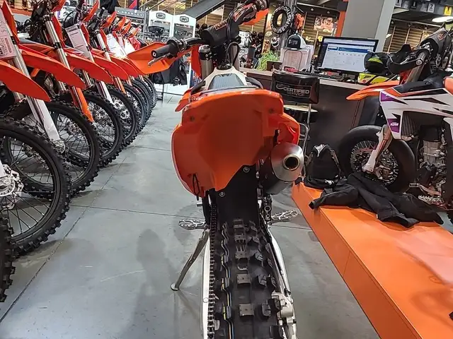 2025 KTM XC 300 in Dirt Bikes & Motocross in Calgary - Image 18