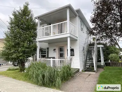 Duplex à vendre très bien entretenu situé à Jonquière secteur Kénogami. Au rez-de-chaussée, tout est...