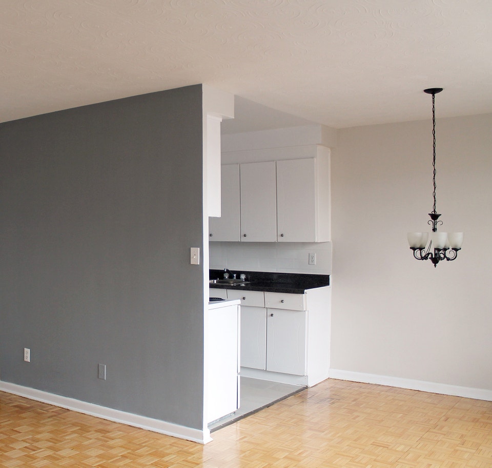 BACHELOR APARTMENT FOR RENT!  (Jane & Eglinton) 5