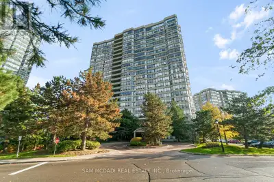 ***PENTHOUSE LIVING AT ITS FINEST - LUXURY, PRIVACY & MILLION-DOLLAR VIEWS ***Welcome to an exceptio...