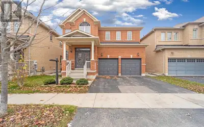 Welcome to this beautifully maintained 4-bedroom, 3.5-bathroom detached home in the highlydesirable...