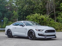 - 5.2L V8 - Cloth / Suede Seats - Rear View Camera - Cruise Control - Manual *Find your next used ve... (image 2)