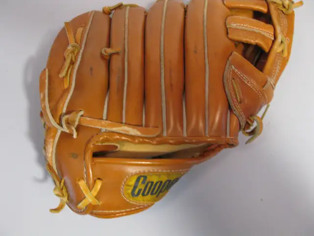 COOPER BASEBALL GLOVE in Baseball & Softball in Belleville - Image 2