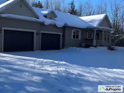 Magnifique plein-pied spacieux ( 51' x 40' ) à aire ouverte avec une fenestration abondante, donnant...
