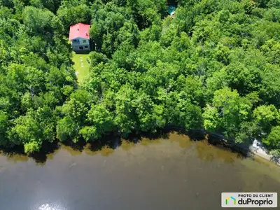 Refuge unique construit en 2012, riverain du lac Thor (Estrie), zoné non inondable. Avec sa fenestra...