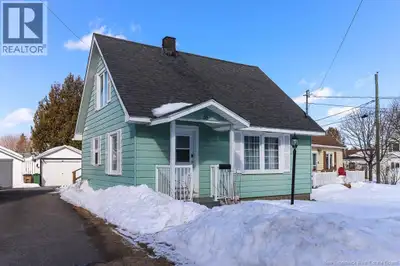 Tucked into a convenient neighbourhood close to everyday amenities, 38 Montgomery offers a home that...