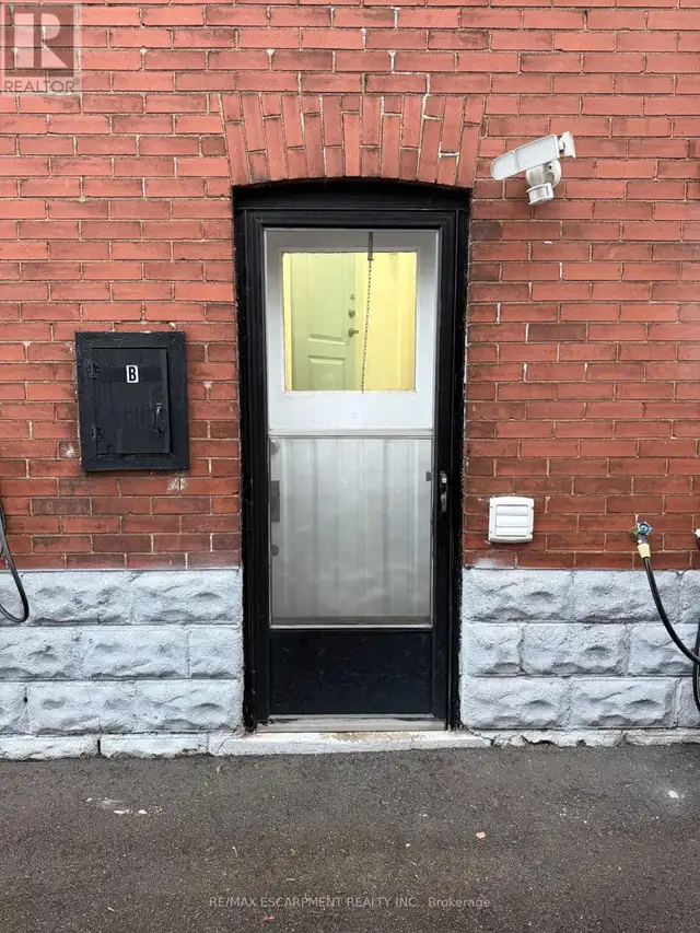 LOWER - 22 GRAHAM AVENUE N Hamilton (Delta), Ontario in Long Term Rentals in Hamilton - Image 3