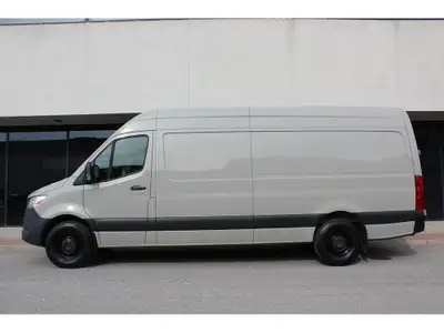 2020 MERCEDES SPRINTER 2500 - HIGH ROOF -- SHOWROOM CONDITION!!! 3.0L V6 DIESEL ENGINE !!! 3 SEATER...