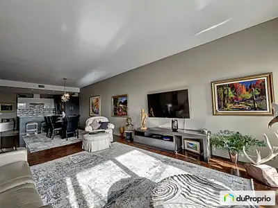 Grand condo lumineux de 1 424 pieds carrés au 4e étage d'un édifice de qualité idéalement situé à Sa...