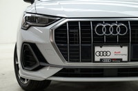 Local Trade!!! Get noticed in this gorgeous Glacier White Metallic SUV! Treat yourself to the featur... (image 2)