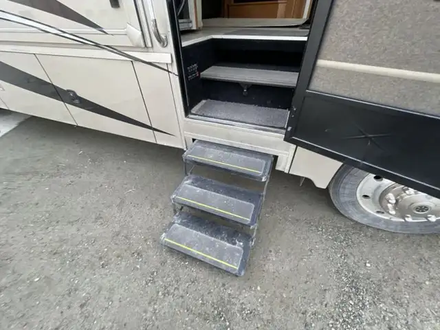 2014 Winnebago Adventurer 38Q in RVs & Motorhomes in Kamloops - Image 13