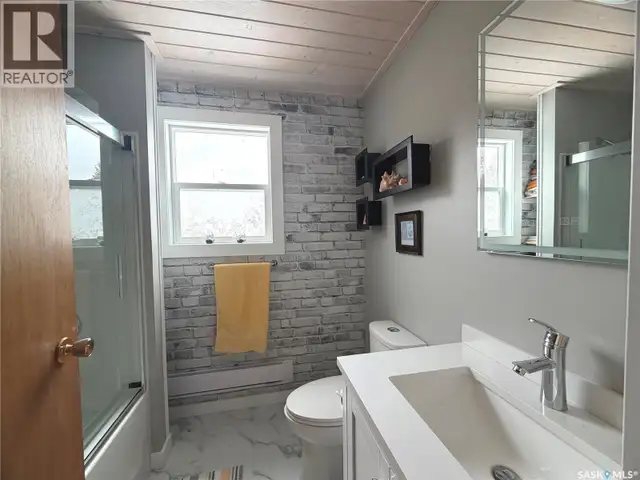517 Demaer Bay Katepwa Beach, Saskatchewan in Houses for Sale in Regina - Image 9