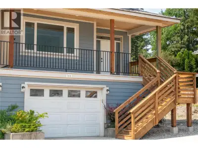MOUNTAIN LIVING | SUITE POTENTIAL | MOUNTAIN VIEWS. Spacious 1/2 duplex offering over 2,000 sq. ft....