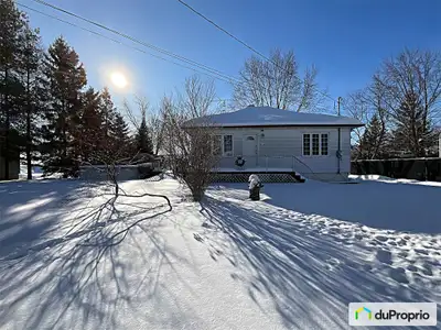 Découvrez cette charmante maison près de la rivière Richelieu avec garage au plus bas prix du quarti...