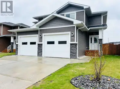 FULLY FINISHED 4 BEDROOM, 4 BATHROOM SEMI-DETACHED Executive Home in a quiet close. This home has be...