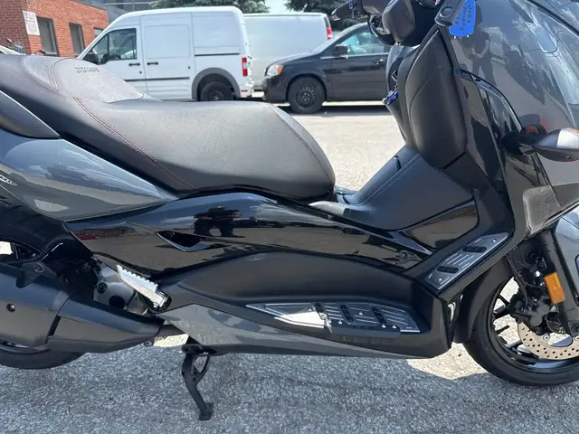 2022 Yamaha XMAX ~ YAMAHA XMAX ~ 300CC ~ COOL SCOOT ~ LOW KMS ~ in Street, Cruisers & Choppers in City of Toronto - Image 11