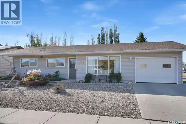 704 Leeville DRIVE Assiniboia, Saskatchewan in Houses for Sale in Moose Jaw - Image 5