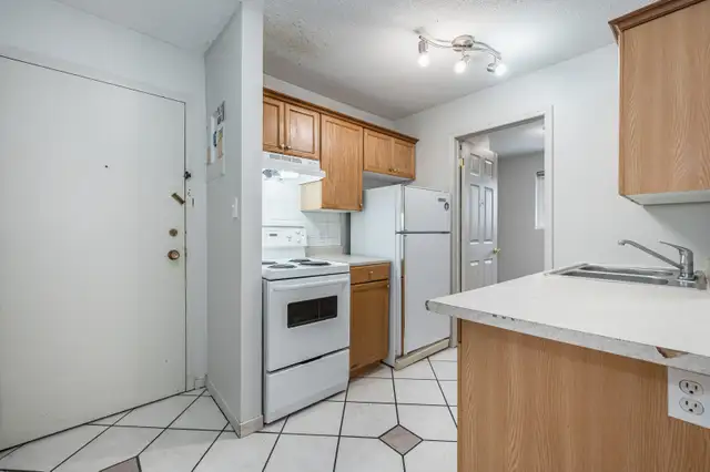 Student Rooms Available Steps From Laurier!! - Furnished Rooms!! in Room Rentals & Roommates in Kitchener / Waterloo - Image 9