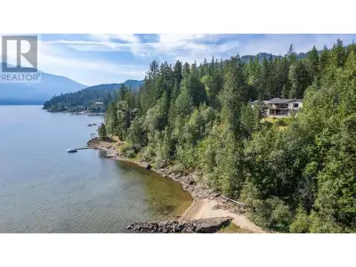 LAKEFRONT LIVING IN CRAWFORD BAY! Tucked away on 3.37 serene acres, with almost 250 feet of waterfro...