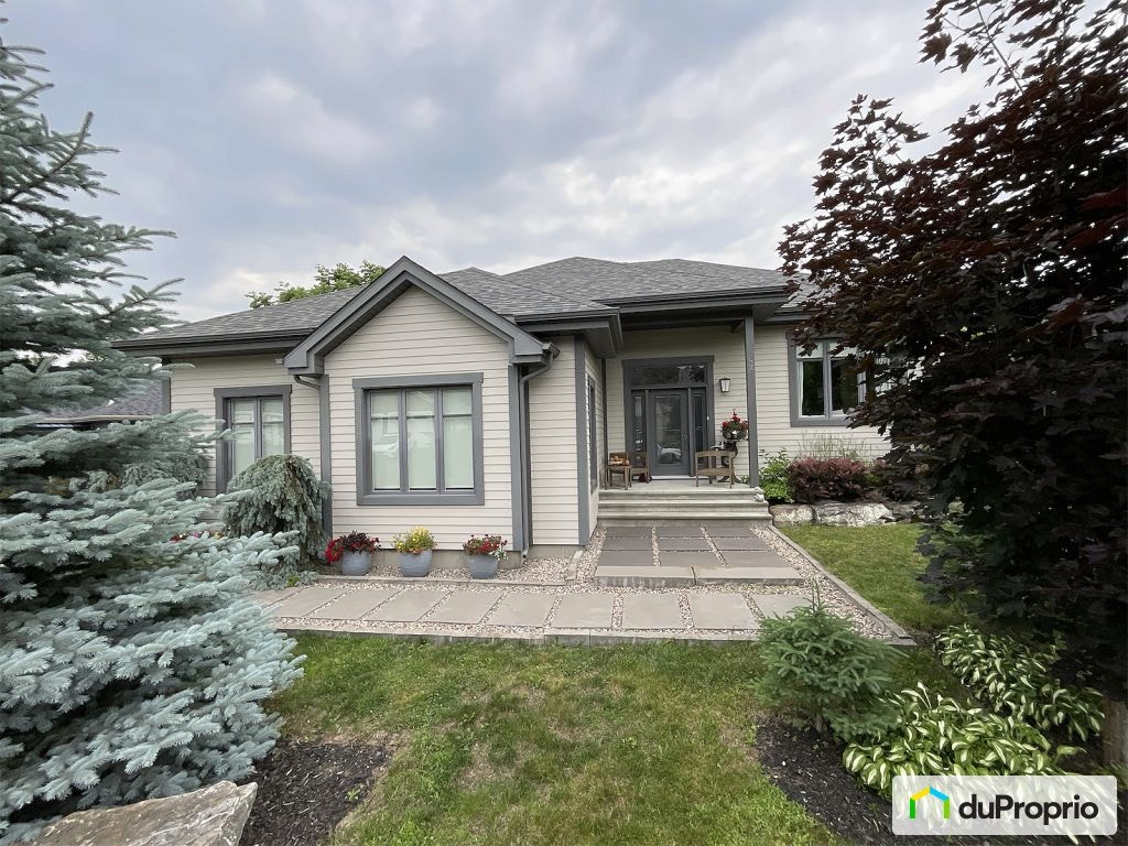 $949,900 - Bungalow for sale in Bromont — photo 1