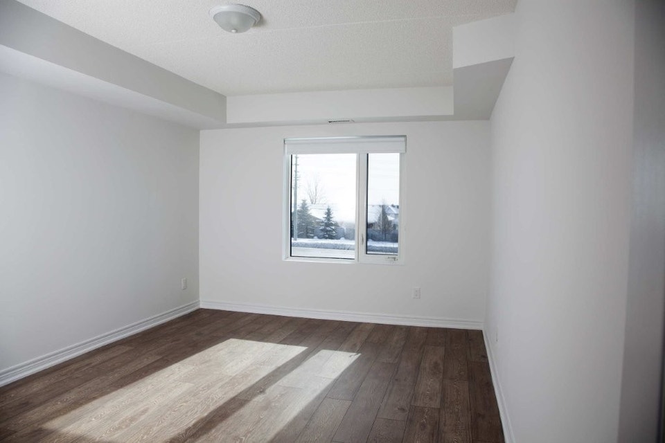 Barrie South End 1-Bedroom Apt at Royal Parkside Apartments 3