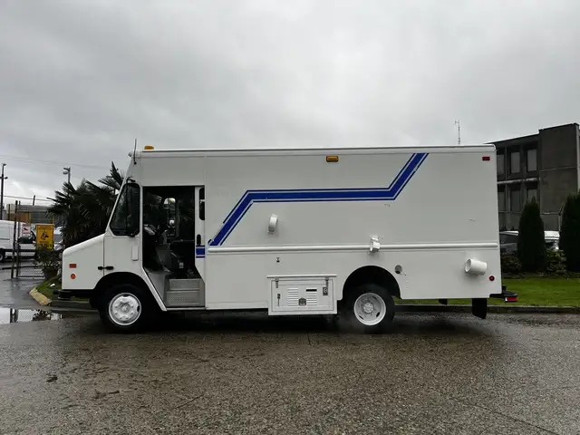 2005 Morgan Olson Workhorse 14 Foot Step Van with Shelving in Heavy Trucks in City of Montréal - Image 7