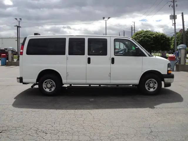 2022 Chevrolet Express 2500 LT RWD 6.6L8cylGas 12Passenger 135"W in Cars & Trucks in Brantford - Image 7