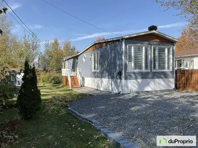 Charmante maison mobile entièrement rénovée en 2024 dans un secteur tranquille et paisible. Cette pr...