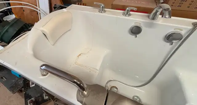 Walk In, 2 seater soaker/bathtub.  Ideal for seniors & others.62863277646593123