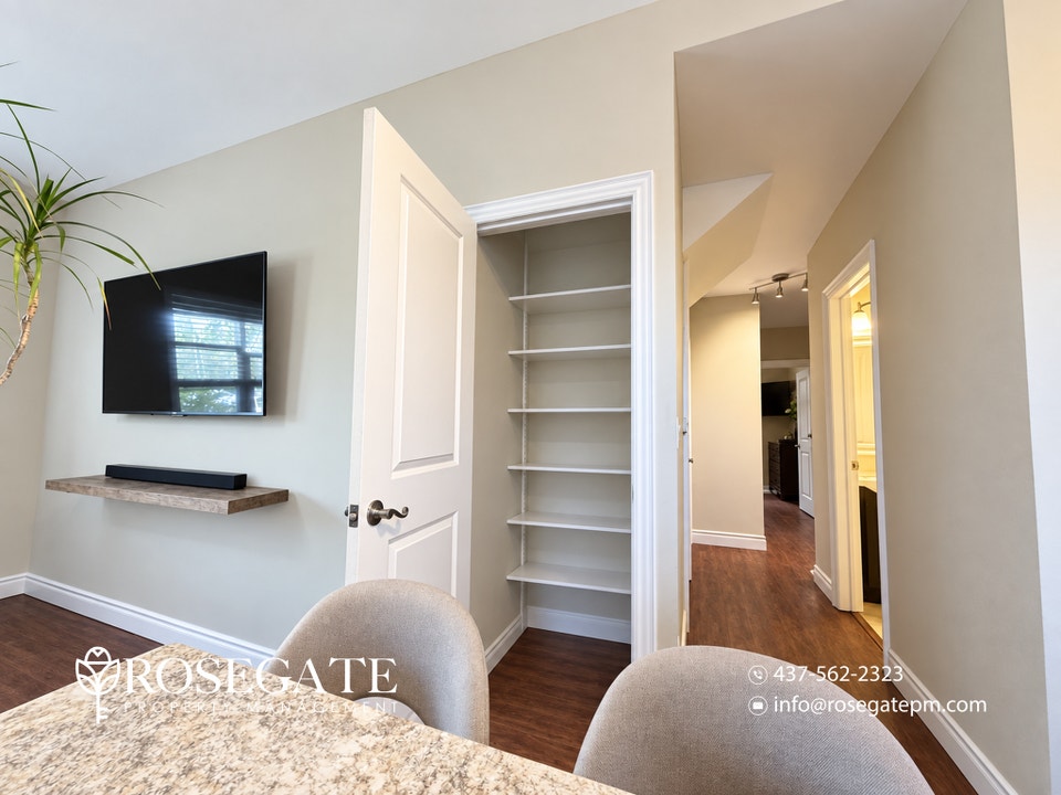 Pet-Friendly 2-Bedroom Corner-Unit House in Barrie 5