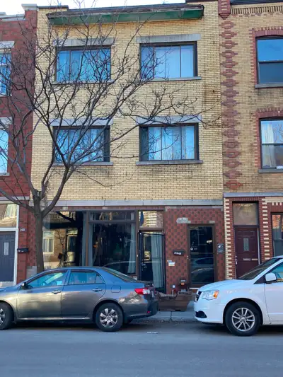 Un 5 1/2 dans un Triplex à 5 minutes de marche du métro Frontenac, entrée laveuse et sécheuse dans l...