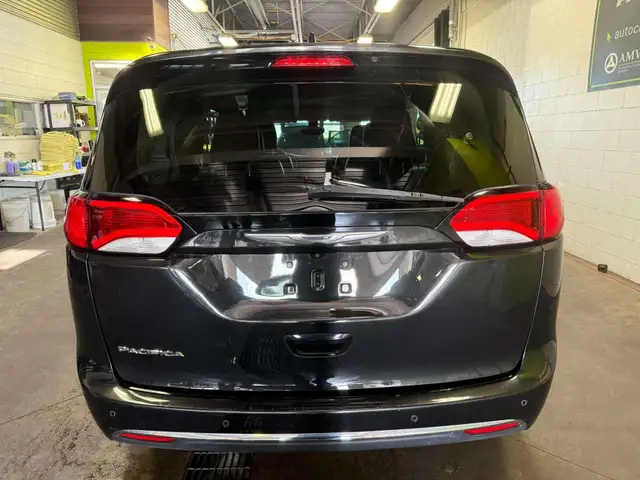 2017 Chrysler Pacifica Touring-L604128130347182084