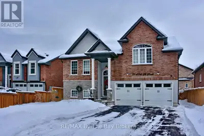 This all-brick, well-built home in Wasaga Beach's west end offers excellent in-law potential. Boasti...
