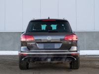 CARGET AUTOMOTIVE is thrilled to offer this 2017 Volkswagen Touareg Wolfsburg Edition, a premium mid... (image 7)